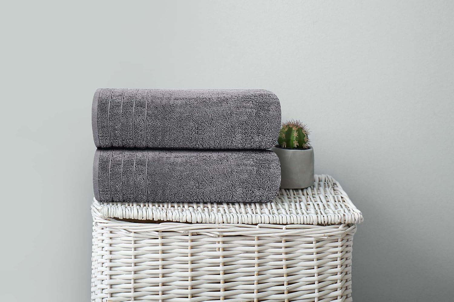 4-Pack Oversized Bath Towels (30 x 60 inches) — 100% Pure Cotton. Larger in size yet lighter in weight, featuring quick-drying properties; super soft and highly absorbent—an essential addition to any bathroom. - Image 2
